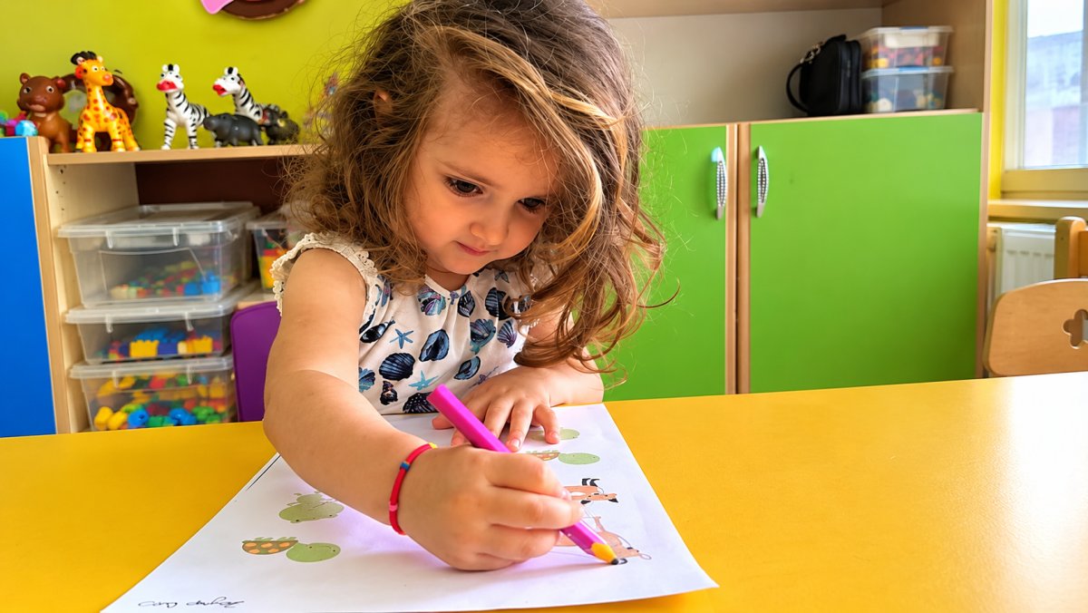 Parıltı Yuva'da bir gün: sınıfta boyama etkinliği